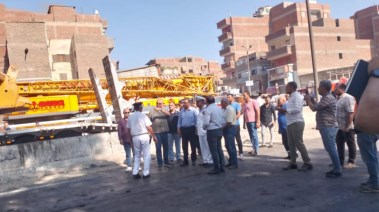  التحفظ على سائق "البلدوزر" المتسبب في إزاحة كوبري مشاة طوخ