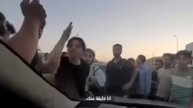 تطاول فتاة على سيدة بالتجمع
