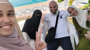 الأب وبناته الثلاث