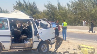 أحد الأشخاص يستعين بورق الشجر لتغطية ضحايا حادث الإقليمي 