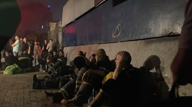 رجال الحماية المدنية وهم في حالة إرهاق شديد 