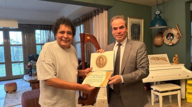 أحمد المسلماني يسلم محمد منير وسام ماسبيرو للإبداع