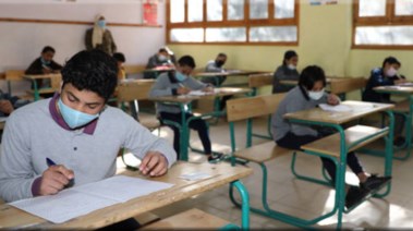 طلاب المرحلة الإعدادية يؤدون الامتحانات - أرشيفية