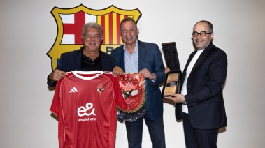 الخطيب ورئيس برشلونة