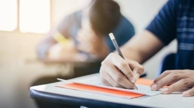 طلاب يؤدون الامتحانات - أرشيفية