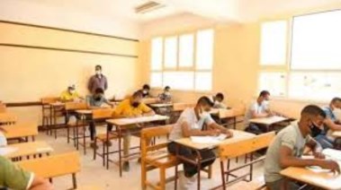 طلاب يؤدون الامتحانات - أرشيفية
