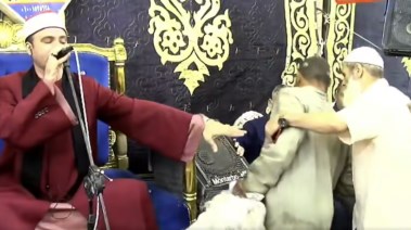 لحظة طرد الشحاذ من العزاء