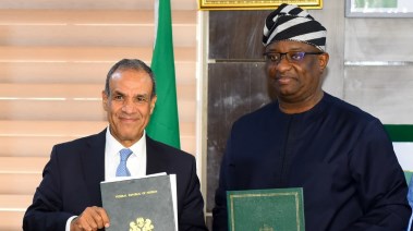 جانب من توقيع الإتفاقية