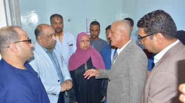 محافظ الأقصر أثناء زيارة العامل المصاب بالمستشفي