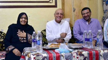 محافظ الأقصر أثناء زيارة السيدة فى منزلها