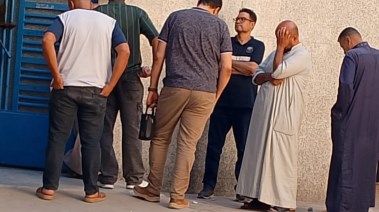 الأهالي أمام المستشفى 