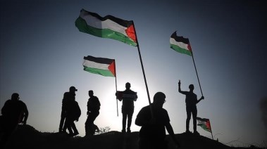 أشخاص يحملون علم فلسطين