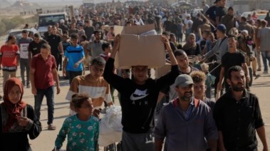 المدنيين الذين يصطفون للحصول على مساعدات إغاثية