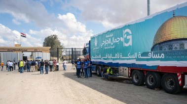 قوافل المساعدات لغزة تعبر من الحدود المصرية