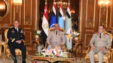 رئيس أركان حرب القوات المسلحة، الفريق أحمد خليفة، وقائد القيادة المركزية الأمريكية، الفريق أول مايكل كوريلا