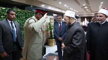 الفريق أول ساهر شمشاد مرزا يؤدي التحية العسكرية لشيخ الأزهر، أحمد الطيب