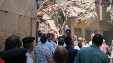 جانب من انهيار عقار بمنطقة الساحل 