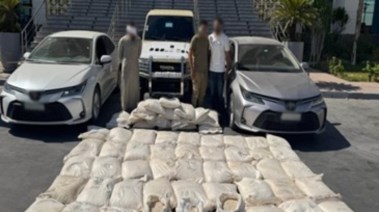 المتهمين وجانب من المضبوطات