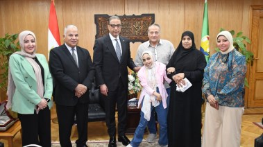 صورة الطالبه مي طاهر مع اسرتها ومحافظ الفيوم ووكيل وزارة التربية والتعليم 