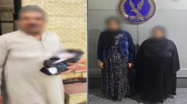 المتهمتان والشخص الذي عثر على الطفل 