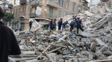 إعادة عمليات البحث أسفل عقار العطارين المنهار