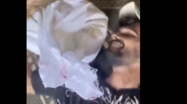 شاب فلسطيني مع كيس الدقيق