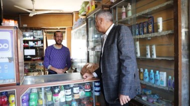 محافظ أسوان أثناء جولته الميدانية على احد الصيدليات 