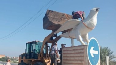 "ميدان الحمامة" يثير جدلاً واسعاً في التل الكبير بسبب مجسم أبيض ضخم