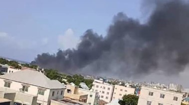 تصاعد أعمدة الدخان نتيجة انفجار في العاصمة الصومالية مقديشو