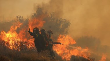 رجال الإطفاء يكافحون حريقًا هائلًا في جزيرة كريت