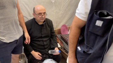 الأب جبرائيل رومانيللي يتلقى العلاج بعد إصابته بجروح جرّاء ضربة إسرائيلية استهدفت كنيسة العائلة المقدسة