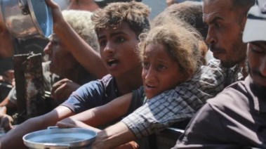 أطفال قطاع غزة المحاصر ينتظرون الطعام