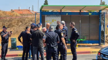 لحظة بحث الشرطة عن منفذ العملية في موقع الحادث- أرشيفية