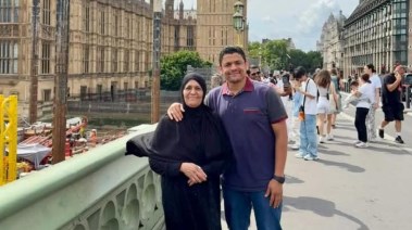الدكتور أحمد إبراهيم برفقة والدته في لندن