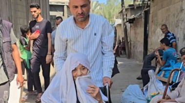 الصحفي الفلسطيني أشرف عمرة بعد القصف