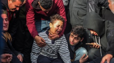 60 شهيدًا في غزة خلال قصف إسرائيلي عنيف طال نازحين ومدنيين