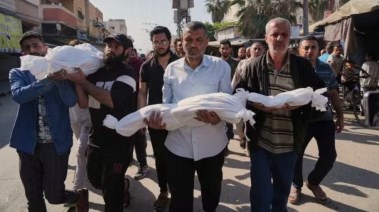 مواطنون من غزة يحملون صغارهم ضحايا الحرب الإسرائيلية