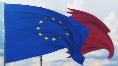 علم قطر والاتحاد الأوروبي