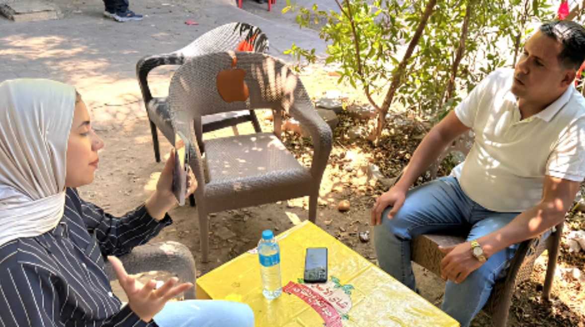 محررة "تليجراف مصر" مع أحد ضحايا الشركة محررة "تليجراف مصر" مع أحد ضحايا الشركة