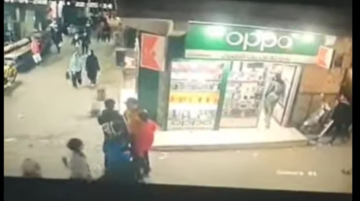جانب من المشاجرة جانب من المشاجرة