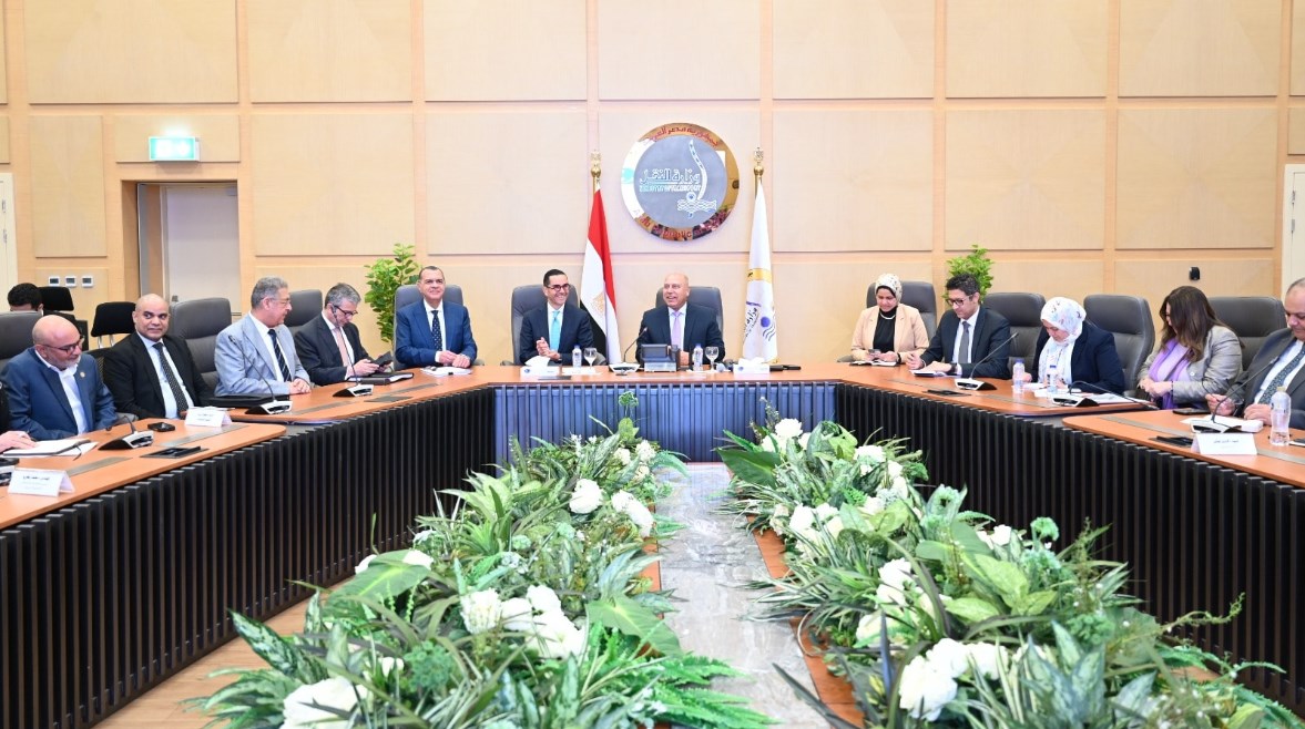 اجتماع وزير الصناعة مع وزير الاستثمار وممثلي شركات تصنيع السيارات اجتماع وزير الصناعة مع وزير الاستثمار وممثلي شركات تصنيع السيارات