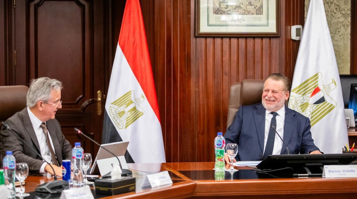 محافظ البنك المركزي حسن عبد الله خلال لقائه الوفد الأوروبي محافظ البنك المركزي حسن عبد الله خلال لقائه الوفد الأوروبي