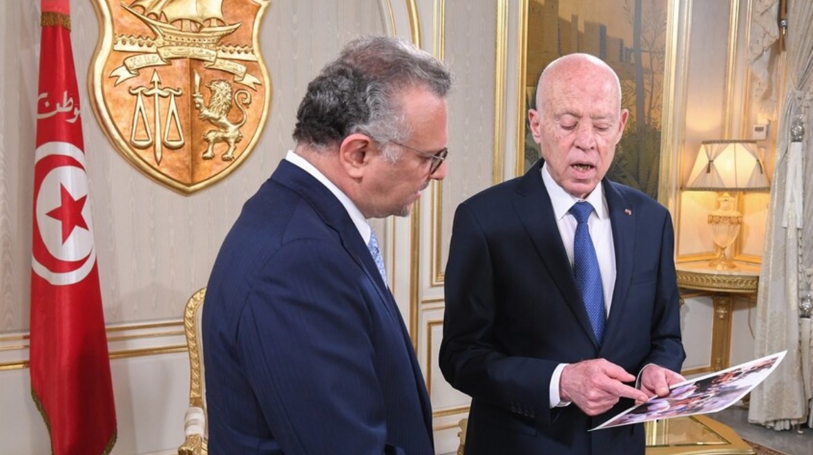 الرئيس التونسي يعرض على كبير مستشاري ترامب صور أطفال غزة يأكلون الرمل الرئيس التونسي يعرض على كبير مستشاري ترامب صور أطفال غزة يأكلون الرمل