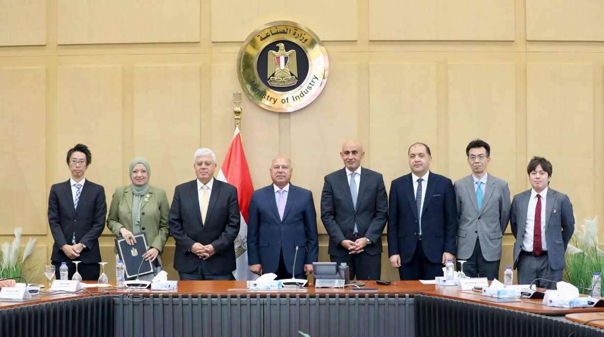 جانب من توقيع الاتفاقية جانب من توقيع الاتفاقية