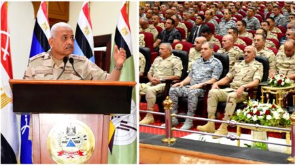 وزير الدفاع خلال لقائه عددًا من قادة وضباط القوات المسلحة وزير الدفاع خلال لقائه عددًا من قادة وضباط القوات المسلحة