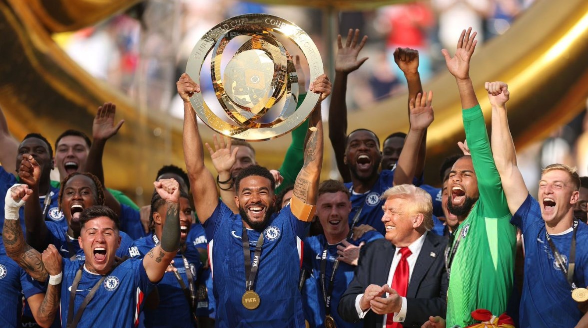 دونالد ترامب مع لاعبي بطل مونديال الأندية 2025 دونالد ترامب مع لاعبي بطل مونديال الأندية 2025