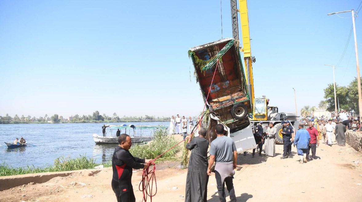 لحظة انتشال سيارة ربع النقل معدية قنا لحظة انتشال سيارة ربع النقل معدية قنا