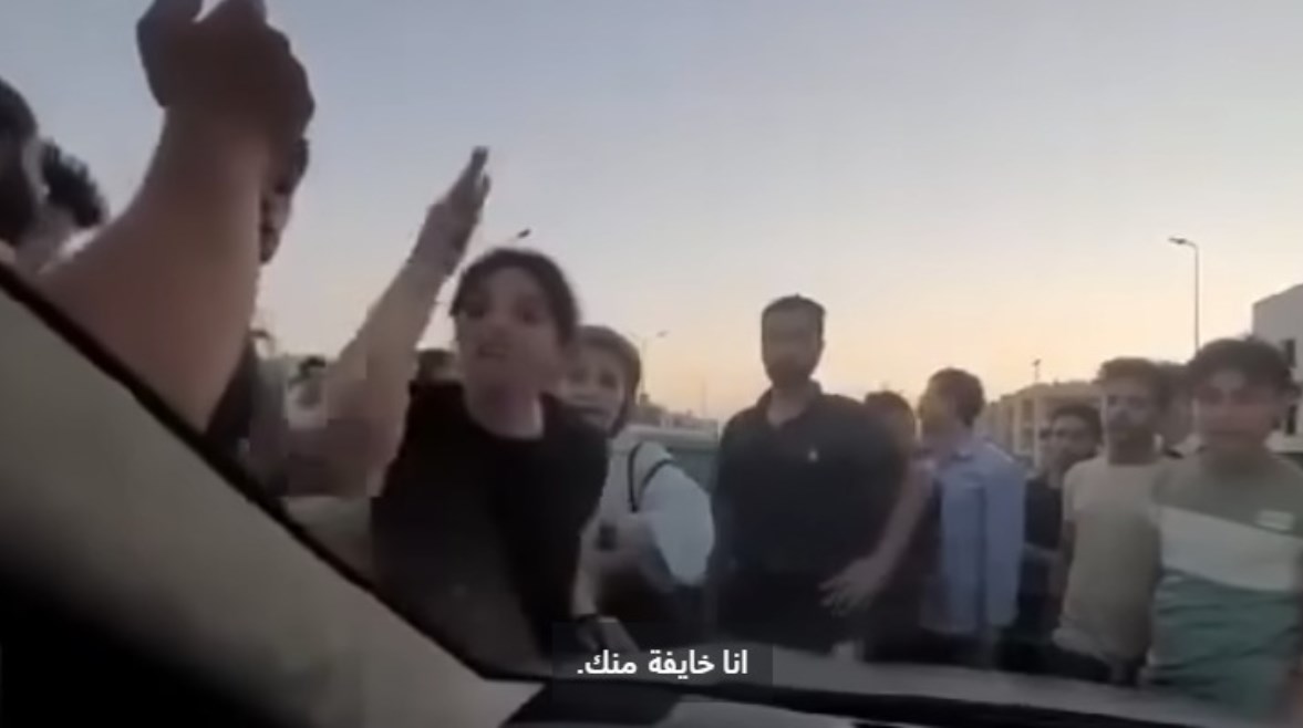 تطاول فتاة على سيدة بالتجمع