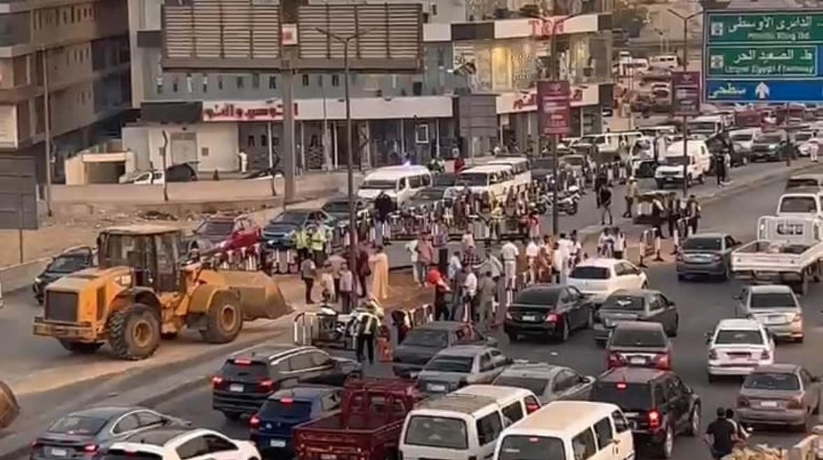 إصلاح الهبوط الأرضي بطريق الأوتوستراد إصلاح الهبوط الأرضي بطريق الأوتوستراد