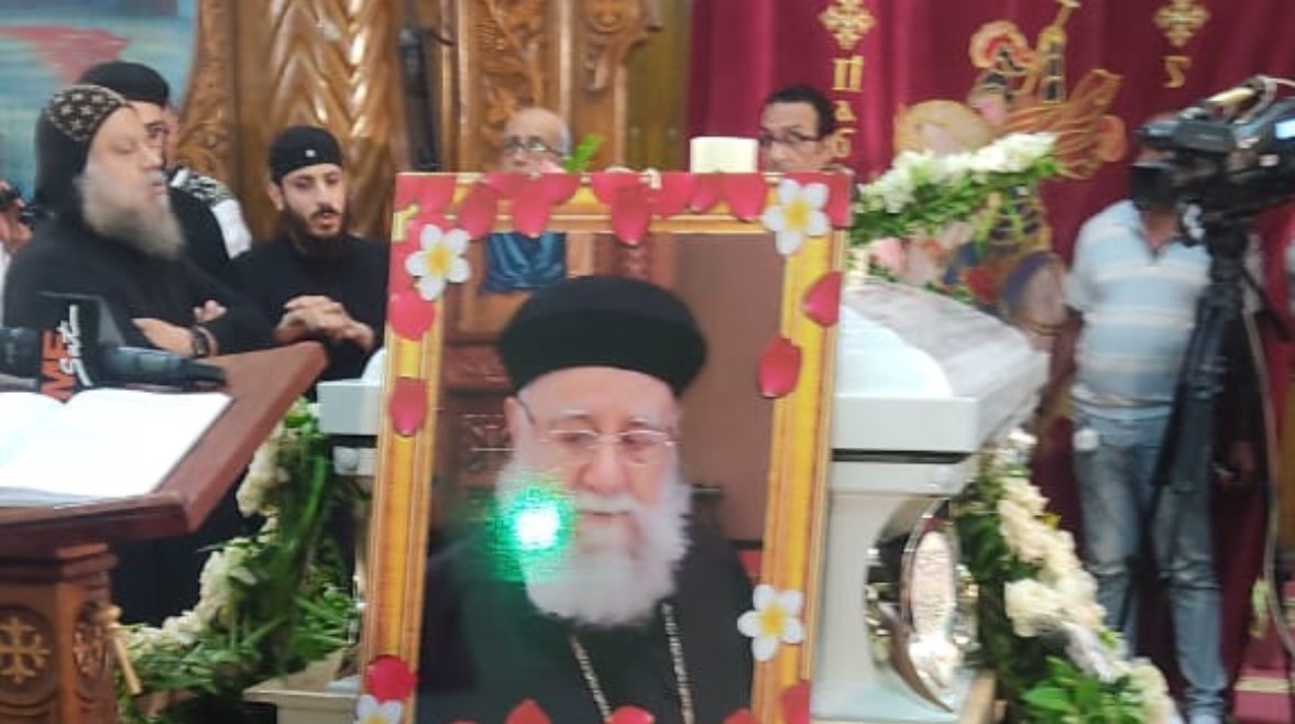"حزن وبكاء"... قداس جنازة القمص بطرس الجبلاوي